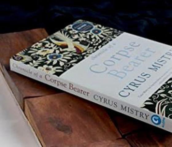 அலமாரியிலிருந்து புத்தகம்